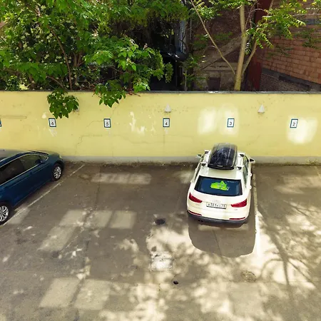 Patio Dorms Хостел *